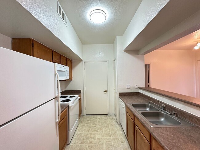 Foto del edificio - 9620 W Russell Rd