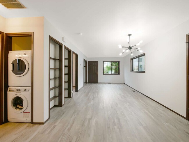 Building Photo - 2 Beds and 1 Bath Exceptional Single-famil...