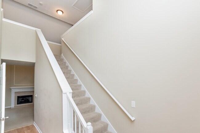 Foto del edificio - 384 Jasmine Dr