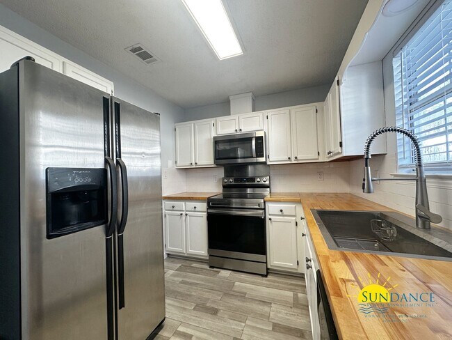 Building Photo - Stunning 3 Bedrooms Home in Fort Walton Be...