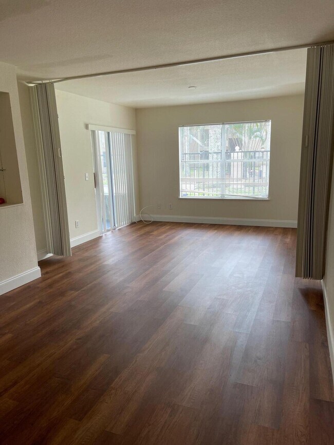 Foto del edificio - 1740 Palm Cove Blvd