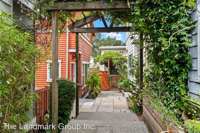 Foto del edificio - 2 br, 1.5 bath House - 2521 30th Ave S Unit B