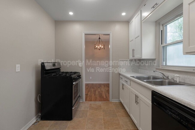 Building Photo - 314 N Birch St