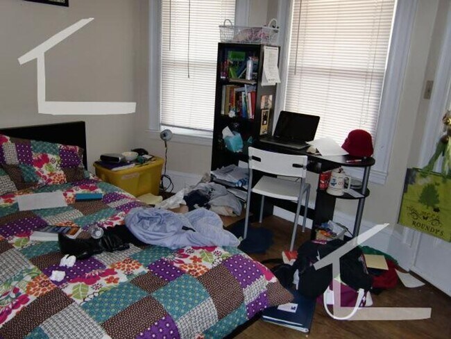 Building Photo - No Brokers Fee, Pets friendly Unit, Laundr...