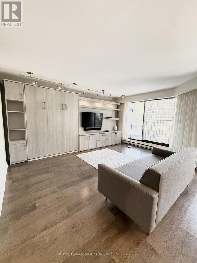 Building Photo - 65 Harbour Square