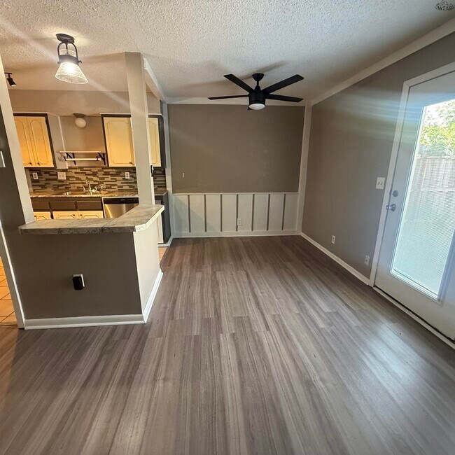 Building Photo - 4604 Mistletoe Dr