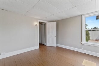 Building Photo - 392 E Maple St