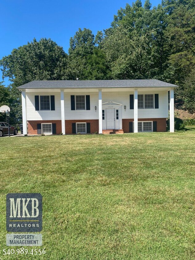 Primary Photo - 4 Bedrooms, 2.5 Baths, Split Foyer, Locate...