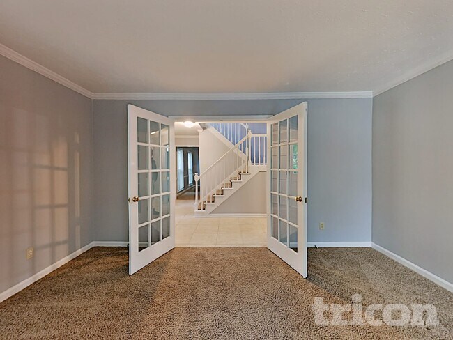 Foto del edificio - 215 Comstock Ct