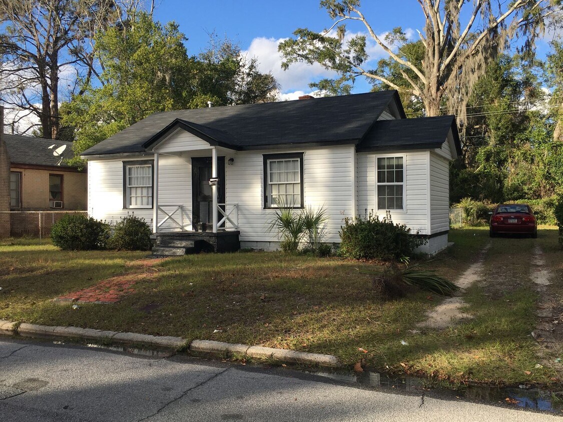 Primary Photo - Single Family Home with large fenced back ...