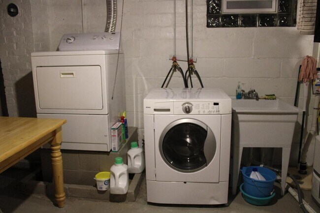 Building Photo - 166 Richards Rd