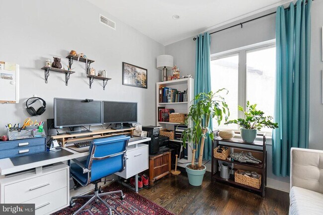 Building Photo - Spacious 2-Bedroom Apartment with Private ...