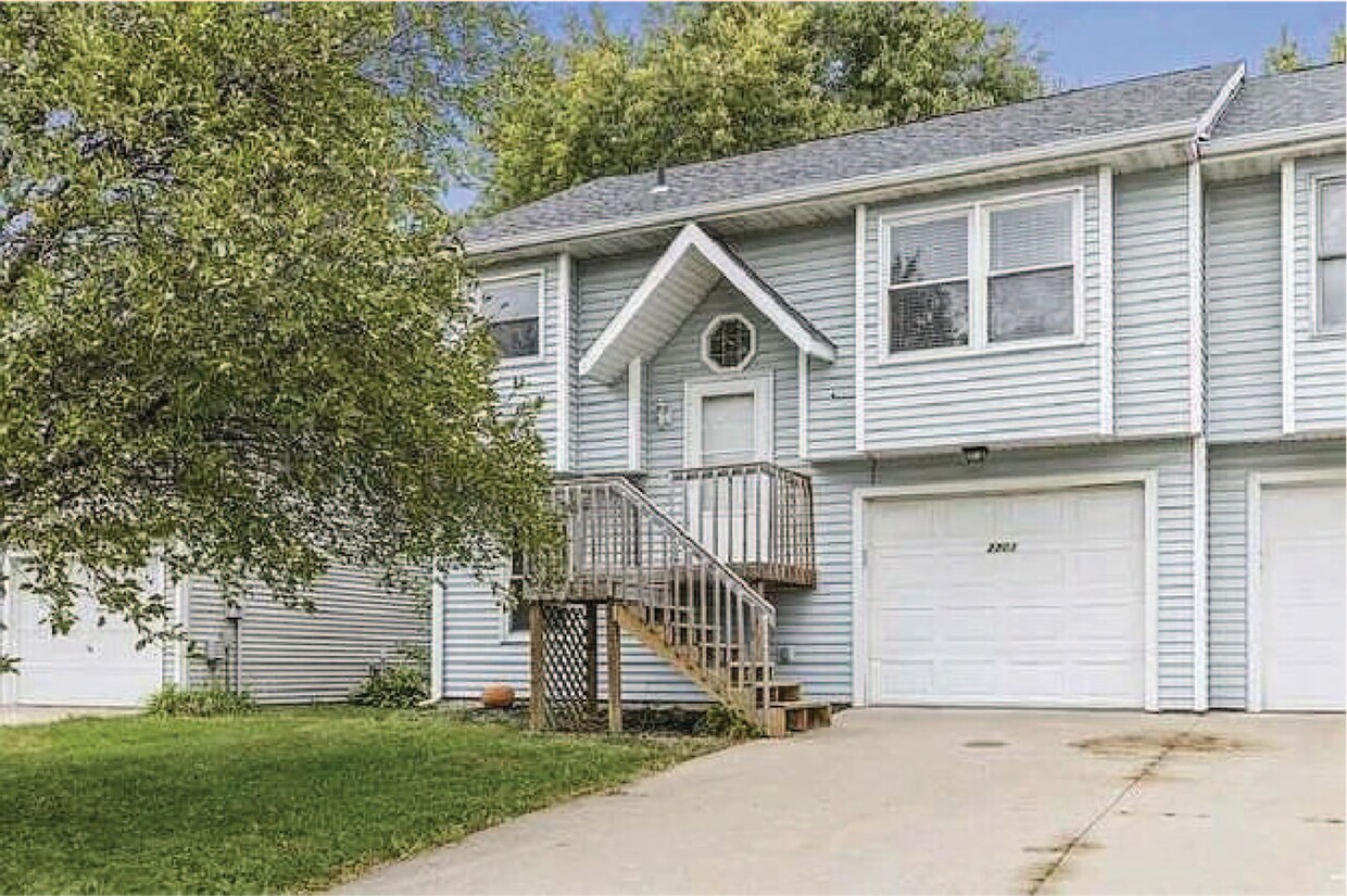 Foto principal - Spacious 3-Bed, 2-Bath Duplex with Fenced ...