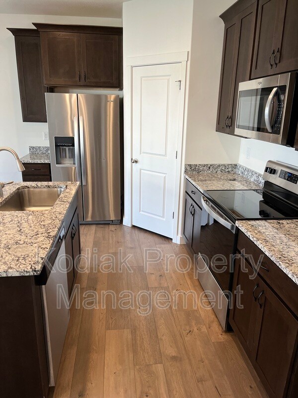 Foto del edificio - 754 N Hilltop Dr