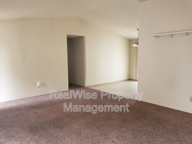 Foto del edificio - 902 NW Carol Dr
