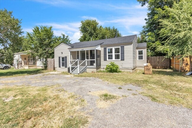 Building Photo - 4604 N Rockwell Ave