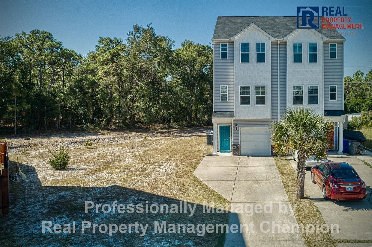 Spacious 3-Story Townhome in the Heart of Carolina Beach — Backs to State Park - Spacious 3-Story Townhome in the Heart of Carolina Beach — Backs to State Park