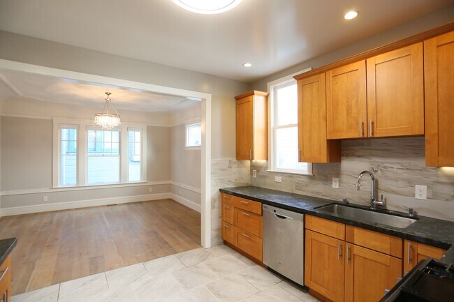 Foto del edificio - OPEN HOUSE: Thursday (12/21) 6:35pm-6:50pm...