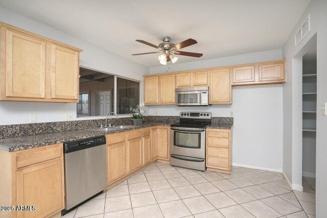 Building Photo - 2806 S Cottonwood Dr