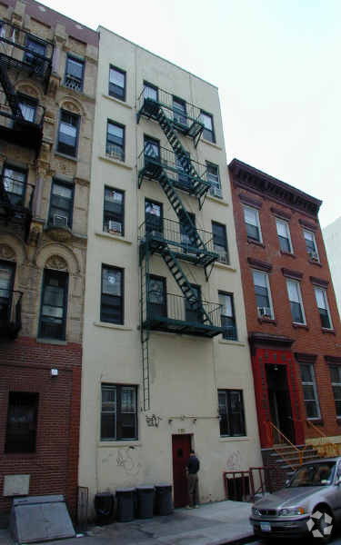 Building Photo - 160 Henry St