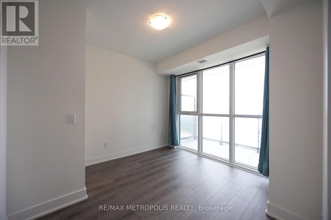 Photo du bâtiment - 2545-2545 Simcoe St N