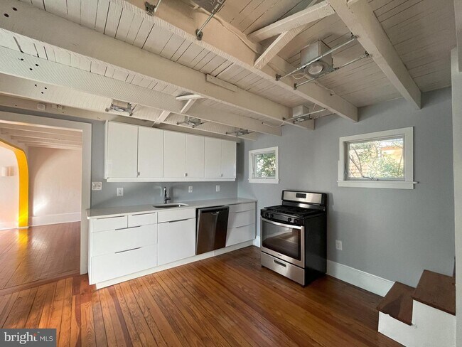 Building Photo - 402 Cherry St
