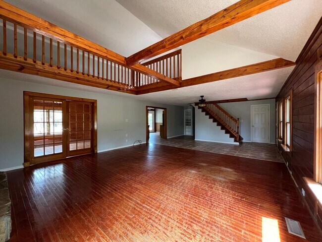 Building Photo - Spacious Log Cabin with Bonus Room. Countr...