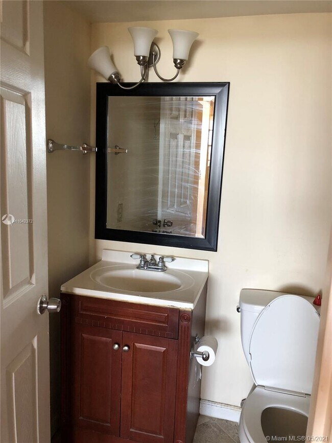 Foto del edificio - 2025 NE 164th St