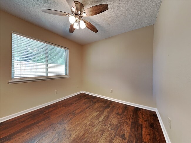 Foto del edificio - 3411 Old Oaks Dr