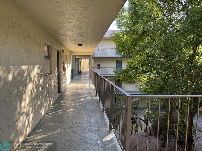 Building Photo - 1800 N Lauderdale Ave