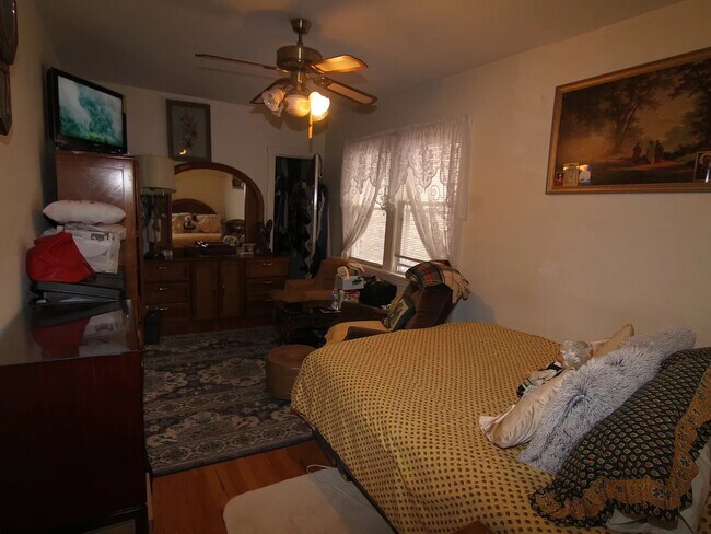 Bedroom - 4310 N Mason Ave
