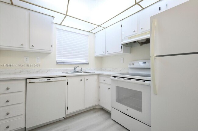 Building Photo - 6870 Royal Palm Blvd