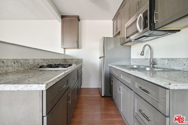 Building Photo - 6612 De Longpre Ave