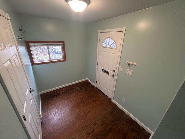 Foto del edificio - 3-Bedroom Home in Carrick on Private Street