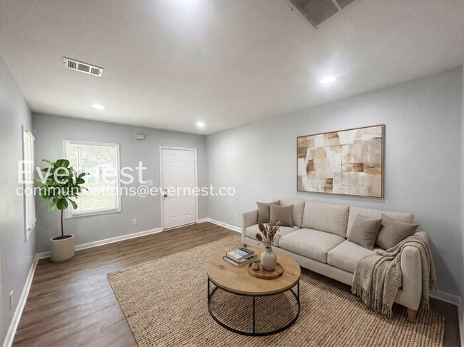 Building Photo - 2 Bed, 1 Bath Duplex with Off-Street Parking / Pet-Friendly / Coming Soon!