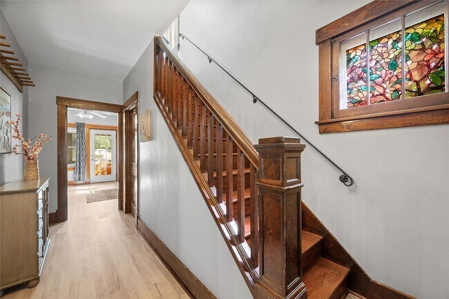 Building Photo - Charming 4 Bedroom House!