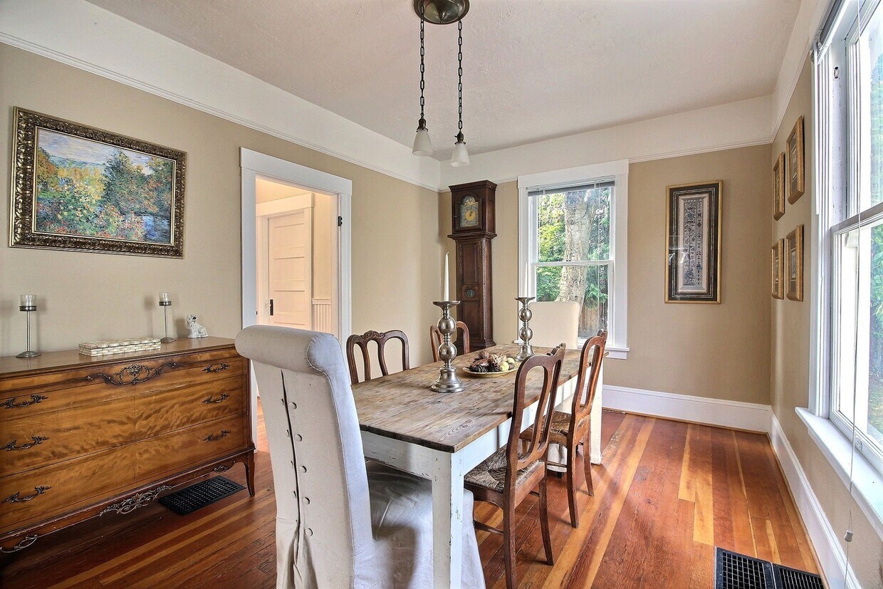 Foto principal - Charming Victorian home with private driveway
