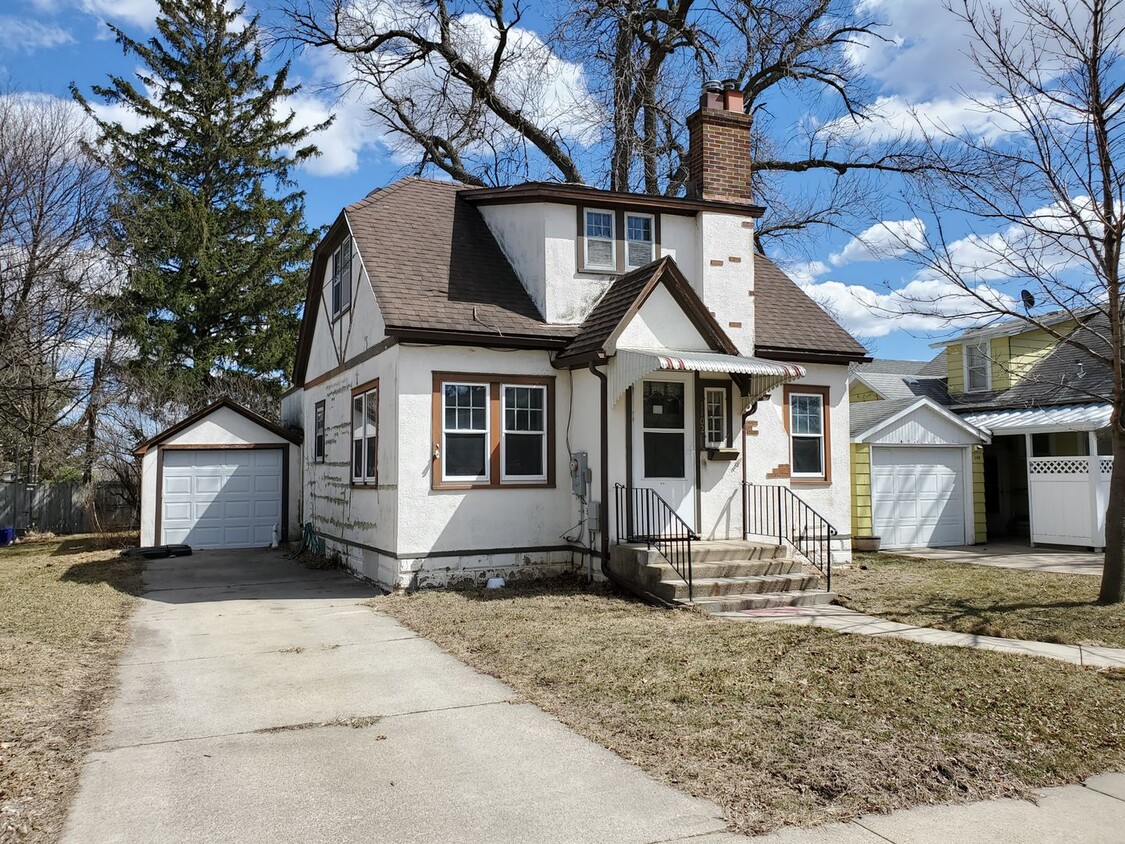 Primary Photo - 3bed 1.5 bath house with garage