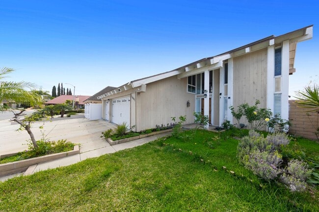 Building Photo - Gorgeous Cul-De-Sac Huntington Beach Home  — Biking Distance to the Beach!