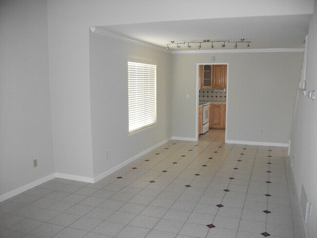Building Photo - 4 bedroom home/ 2.5 Bath Single Family Hom...