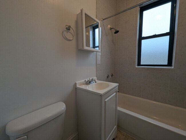 Foto del edificio - 2704 N Sawyer Ave