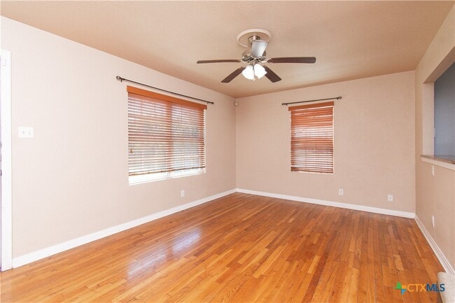 Foto del edificio - 2116 W Avenue D