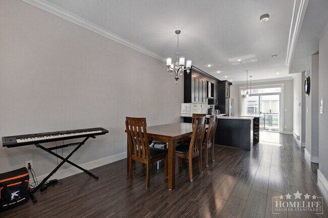 Photo du bâtiment - Luxury 4-Bed, 4-Bath Townhouse