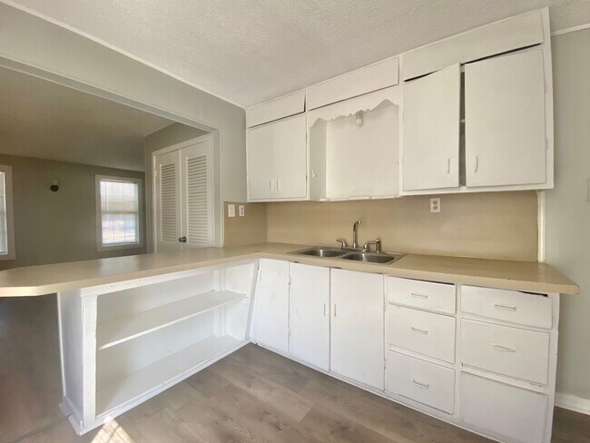 Foto del edificio - Coming soon 3 bed 2 bath near Clapp Park