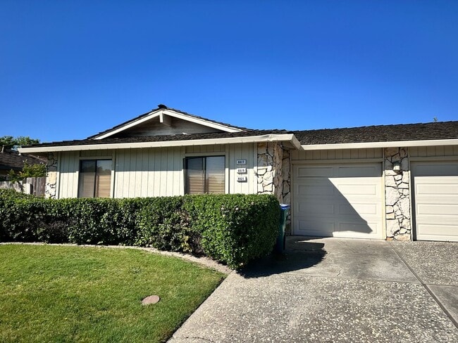 Building Photo - 8817 Littleoaks Way