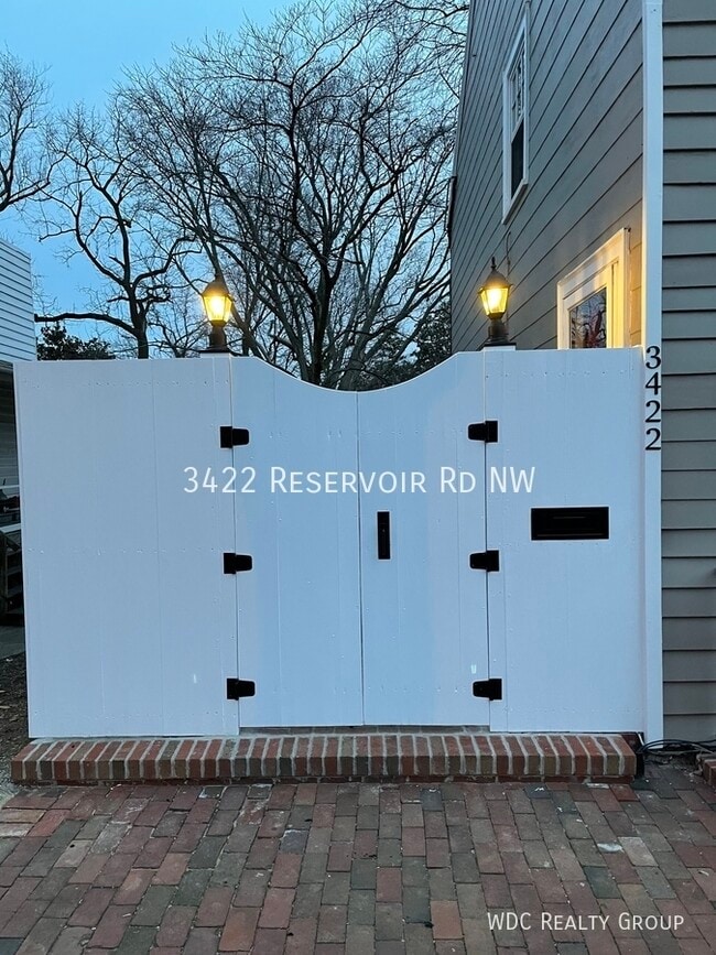 Foto del edificio - 3422 Reservoir Rd NW