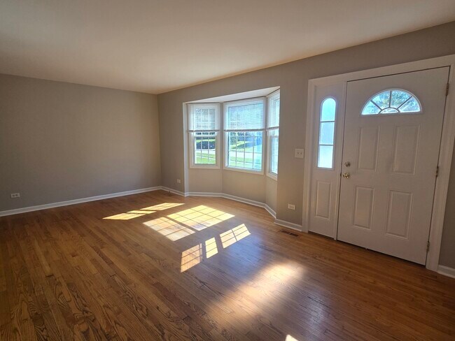 Building Photo - 704 Longacre Ln