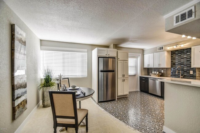 Foto del edificio - 7141 N 16th St