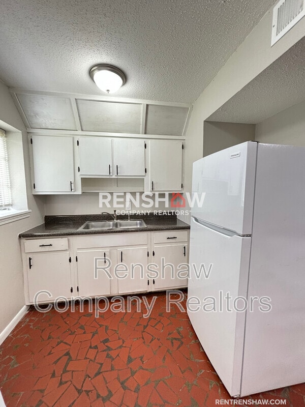 Building Photo - 4076 Chippewa Rd