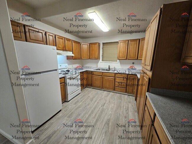 Foto del edificio - 4 BEDROOM, 1 BATHROOM APARTMENT, 2 TANDEM PARKING